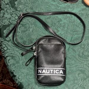 Nautica PEBBELED EMBORIDERED LOGO
CROSSBODY PHONE BAG